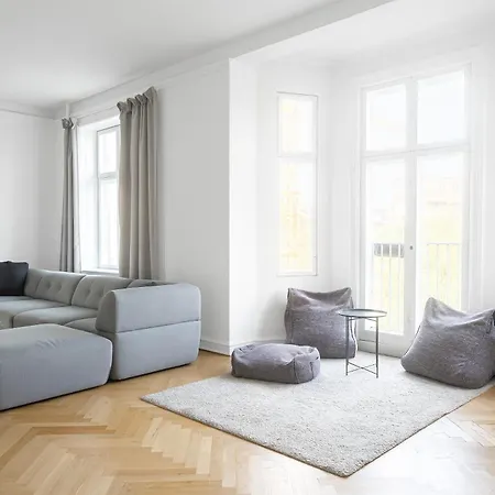 Fantastic 3-bed With French Balcony And Lake-views