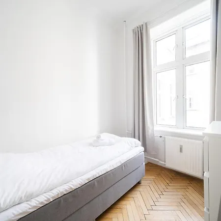 Fantastic 3-bed With French Balcony And Lake-views Copenhague