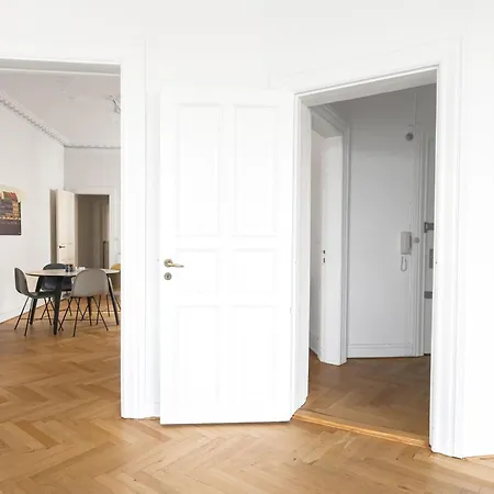 Fantastic 3-bed With French Balcony And Lake-views * Copenhague