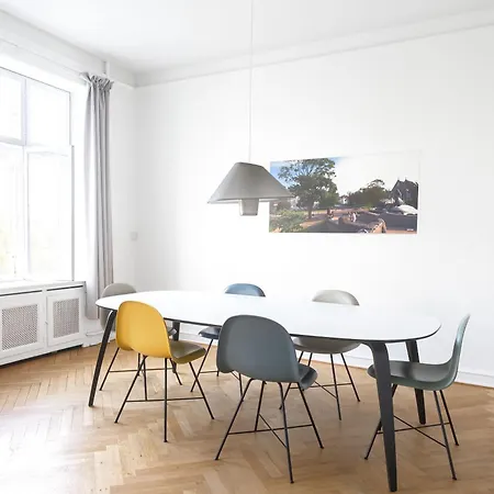 Fantastic 3-bed With French Balcony And Lake-views 아파트